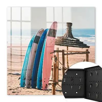 Planches de surf sur une plage sous un ciel bleu