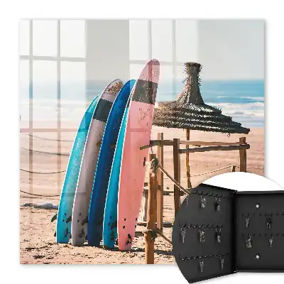 Planches de surf sur une plage sous un ciel bleu