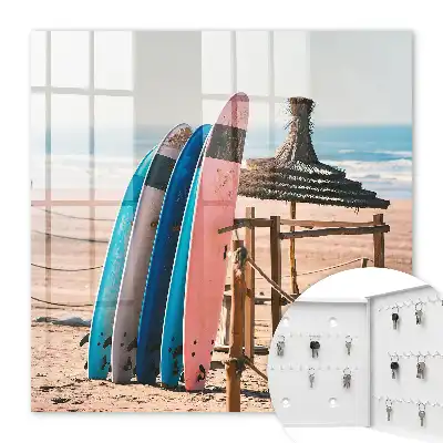Planches de surf sur une plage sous un ciel bleu