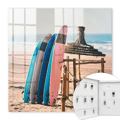 Planches de surf sur une plage sous un ciel bleu