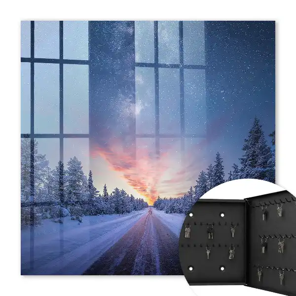 Des étoiles au-dessus de la route dans la forêt hivernale