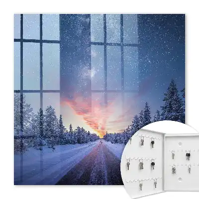 Des étoiles au-dessus de la route dans la forêt hivernale