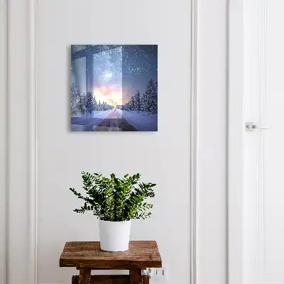 Des étoiles au-dessus de la route dans la forêt hivernale
