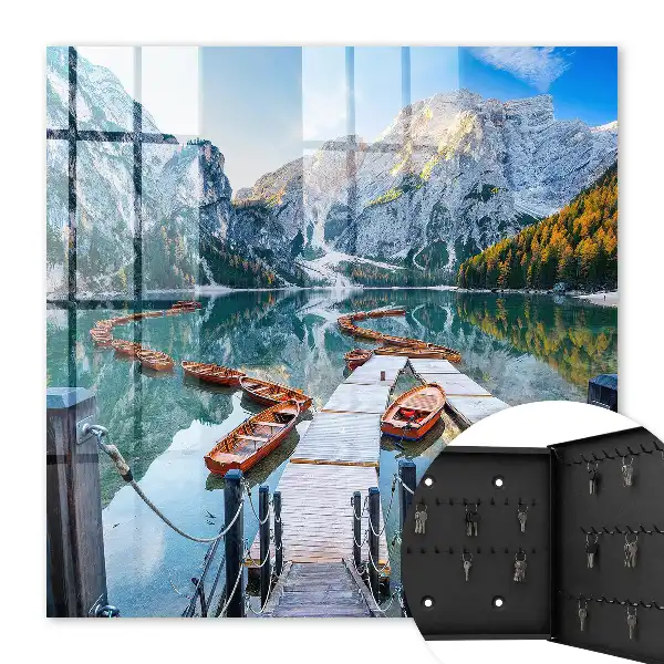 Paysage de montagne avec des bateaux en bois