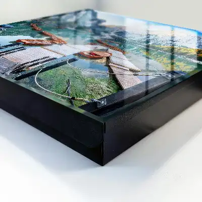 Paysage de montagne avec des bateaux en bois