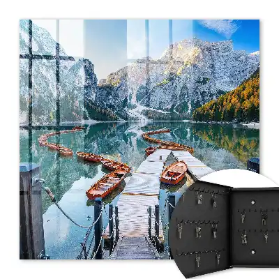 Paysage de montagne avec des bateaux en bois