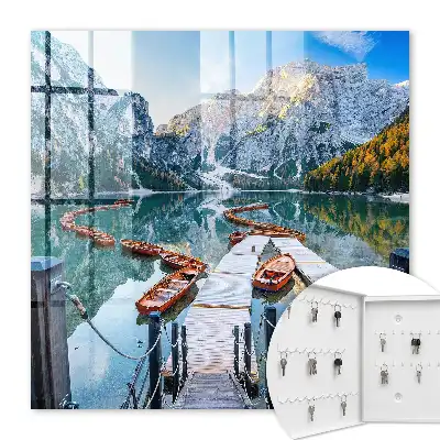 Paysage de montagne avec des bateaux en bois