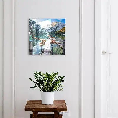 Paysage de montagne avec des bateaux en bois