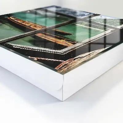 Tableau représentant un lac entouré de montagnes avec des bateaux devant une fenêtre