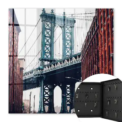 Pont en briques de ville avec bâtiments