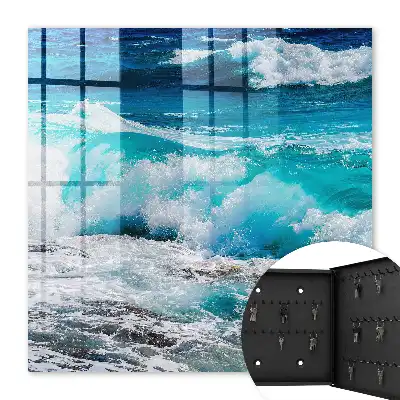 La puissance des vagues à l'écume blanche
