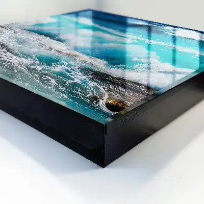 La puissance des vagues à l'écume blanche