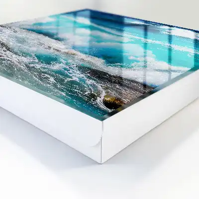 La puissance des vagues à l'écume blanche
