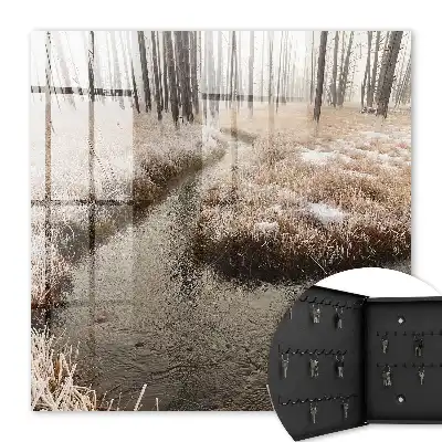 Rivière d'hiver dans le brouillard