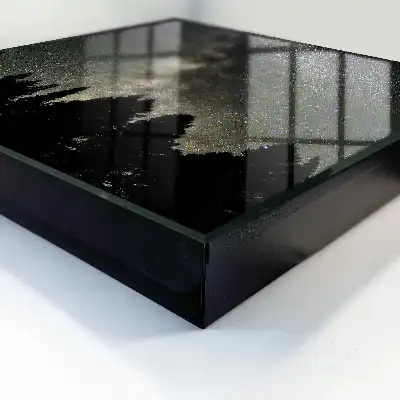 Ciel étoilé avec des arbres sombres