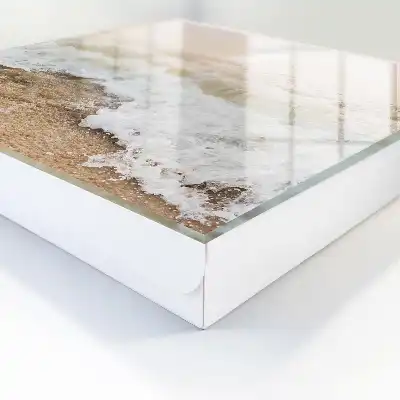 Vague de mer avec rayons de soleil