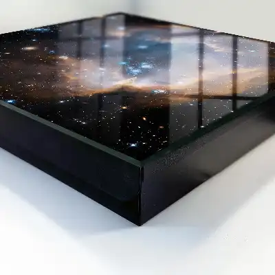 Tableau représentant une nébuleuse stellaire parsemée d'étoiles