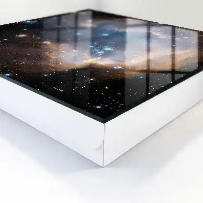Tableau représentant une nébuleuse stellaire parsemée d'étoiles