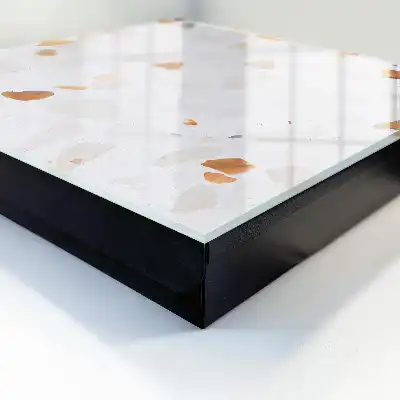 Pierres colorées aux dynamiques diverses