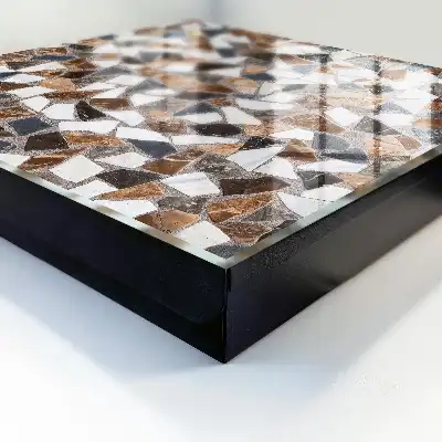 Mosaïque géométrique dans les tons brun, blanc et gris