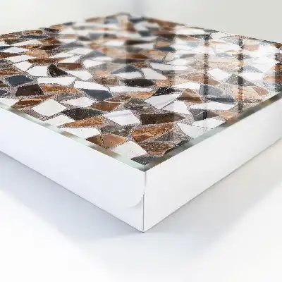 Mosaïque géométrique dans les tons brun, blanc et gris