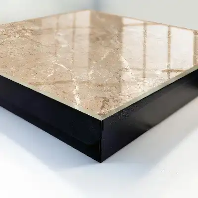 Coque à motif marbré avec lignes
