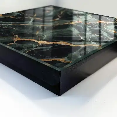 Table au design en marbre aux lignes dynamiques