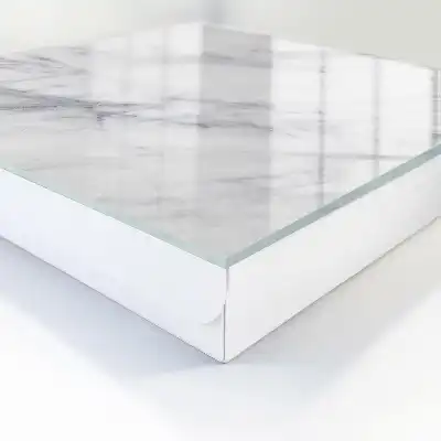 Élégance du marbre sur fond blanc