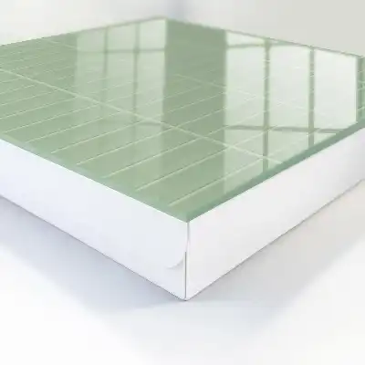 Vêtement au style minimaliste à carreaux verts