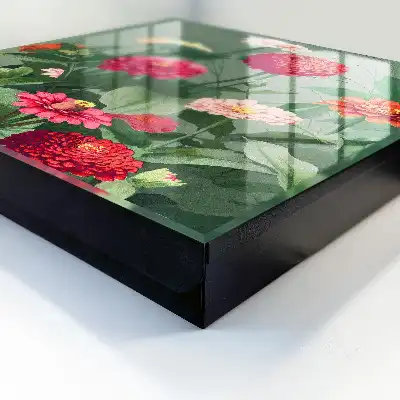 Un jardin fleuri entouré de verdure