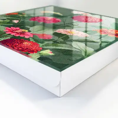 Un jardin fleuri entouré de verdure