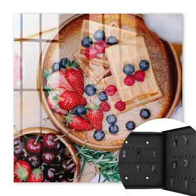 Petit-déjeuner aux fruits servi sur une assiette en bois