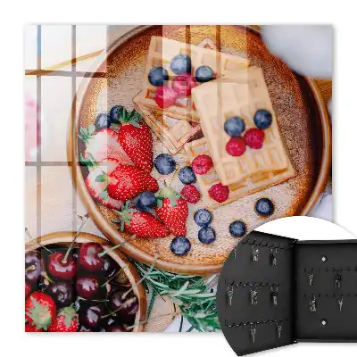 Petit-déjeuner aux fruits servi sur une assiette en bois