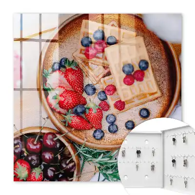 Petit-déjeuner aux fruits servi sur une assiette en bois
