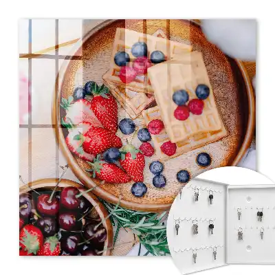 Petit-déjeuner aux fruits servi sur une assiette en bois