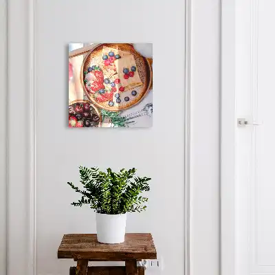Petit-déjeuner aux fruits servi sur une assiette en bois