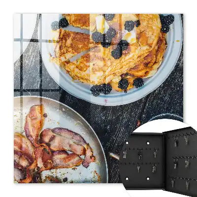 Petit-déjeuner maison au bacon servi sur une planche en bois