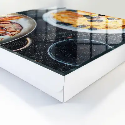 Petit-déjeuner maison au bacon servi sur une planche en bois