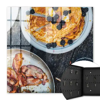 Petit-déjeuner maison au bacon servi sur une planche en bois