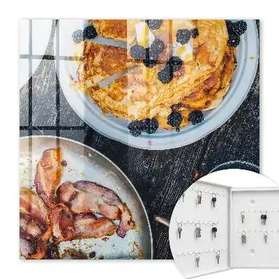 Petit-déjeuner maison au bacon servi sur une planche en bois