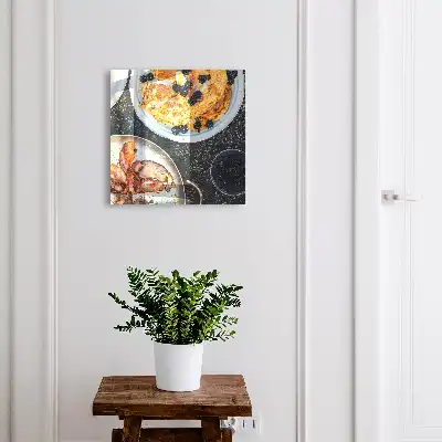 Petit-déjeuner maison au bacon servi sur une planche en bois
