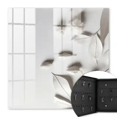 Feuilles blanches sur fond uni
