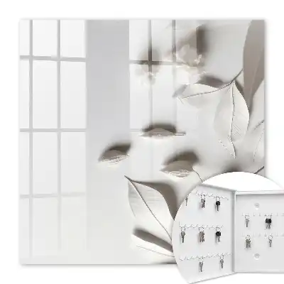 Feuilles blanches sur fond uni