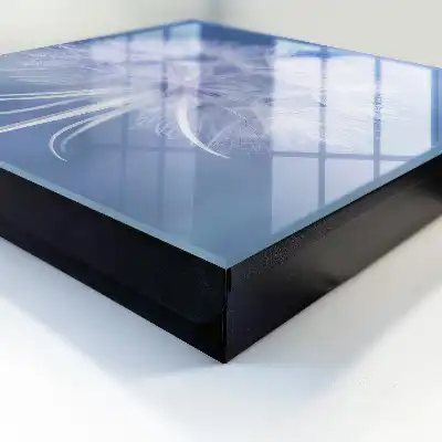 Pissenlit subtil dans des nuances de bleu
