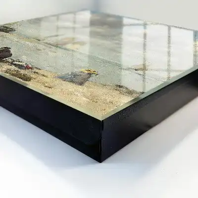Tableau de voiliers avec des personnages sur le rivage