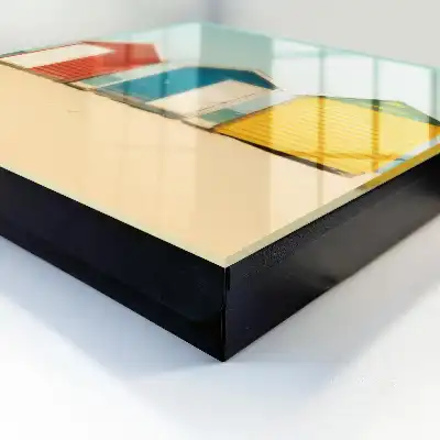 Maisons colorées avec la mer en arrière-plan