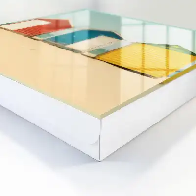 Maisons colorées avec la mer en arrière-plan