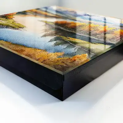 Montagnes d'automne avec forêt