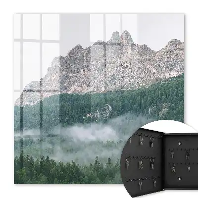 Panorama montagneux enveloppé de brouillard