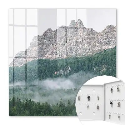 Panorama montagneux enveloppé de brouillard